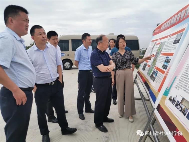 参加座谈的罗江区领导还有白光裕,王小武,赵旭阳,屈志新,周红英,彭俊