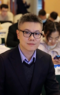 穿西装的男人描述已自动生成