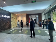 人们在室内玩滑板

中度可信度描述已自动生成